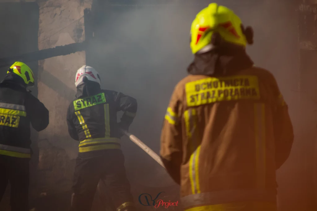 Pożar zabudowań i samochodów – ul. Kościuszki, Legionowo